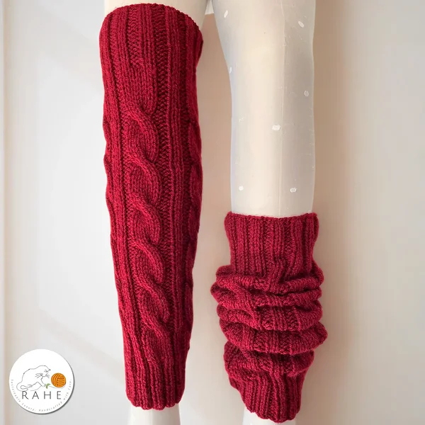 Käsitsi kootud villa ja akrüüli segu soojad säärised naistele. Tumepunased palmikkoes sääre soojendajad. Eesti käsitöö kingitused.