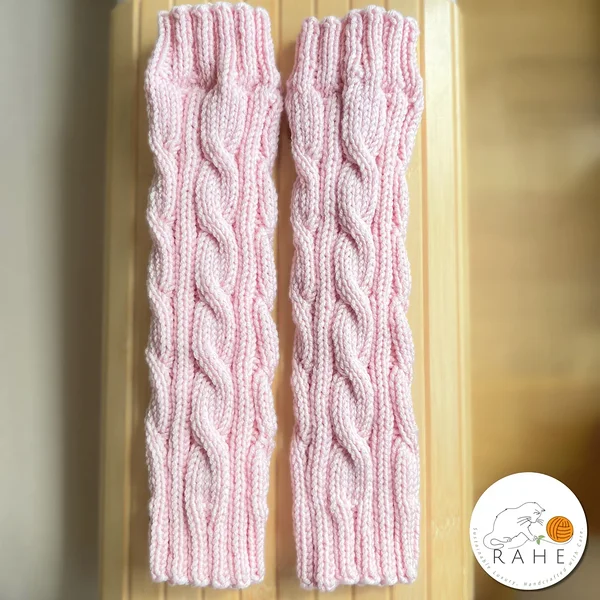 Käsitsi kootud heleroosad meriinovillased palmikutega säärised lastele