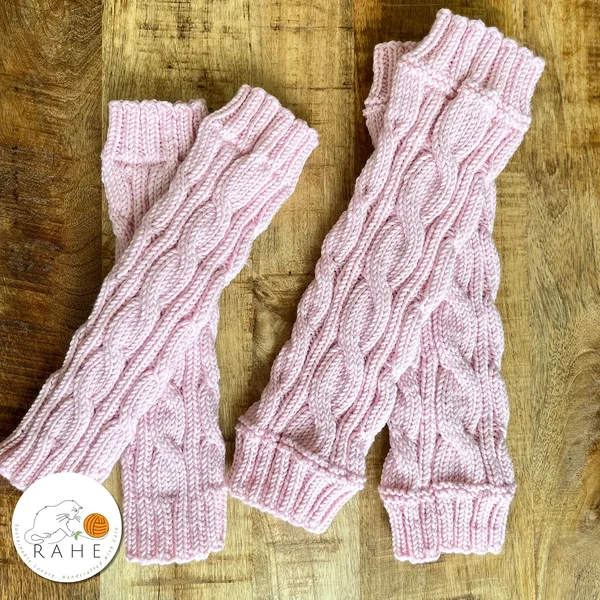 Käsitsi kootud roosad palmikutega sääre soojendajad lastele ja teismelistele. Eesti käsitöö kingitused.