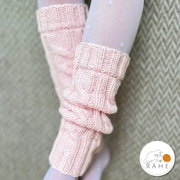 Luksuslikud meriinovillased käsitsi kootud roosad palmikutega säärised tüdrukutele. Valmistatud Eestis.