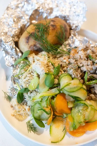 Pearoog: praekartul ja -tempeh ja herne-oa käkid, lõkkekartul ja praetofu sibulaga, kruubipuder kukeseente ja kanepipiimaga, värskelt soolatud köögiviljasalat