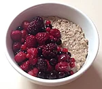 Kaerahelbepuder sojapiima, linaseemnete ja külmutatud marjadega. Eine annab 500 kcal ning 24,3 g taimseid valke. Valkude osakaal toiduenergiast 19,4%. Viide 17