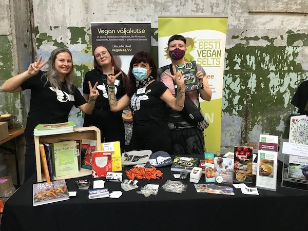 Anny koos teiste seltsi liikmetega Veganmessil