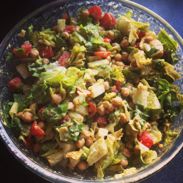 Karrine kikerherne-avokaadosalat. 