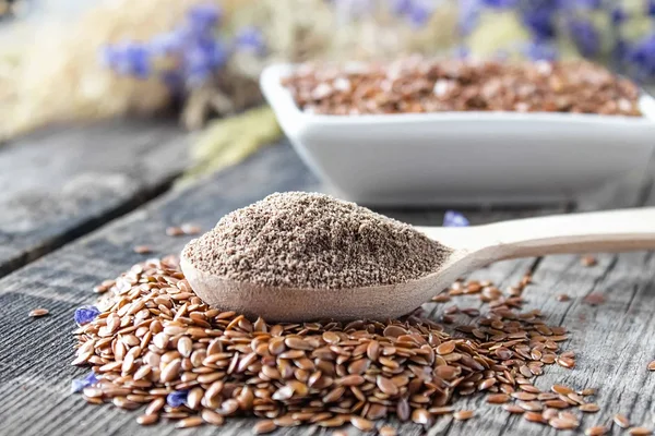 Linaseemned on ühed köige kontsentreeritumad asendamatute oomega-3 rashapete allikad. Linaseemnetel on seedimatu kest, mistõttu tuleb neid süüa jahvatatult. Foto: Maryna Osadcha / Adobe