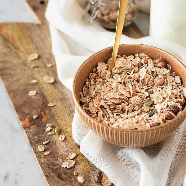 Tsingi parimad allikad on taimeosad, millest saab alguse uus elu: tera- ja kaunviljad, pähklid ning seemned. Sojapiimaga müslis on kombineeritud tsingirikkad toidugrupid. Foto: Micheile Henderson / Unsplash