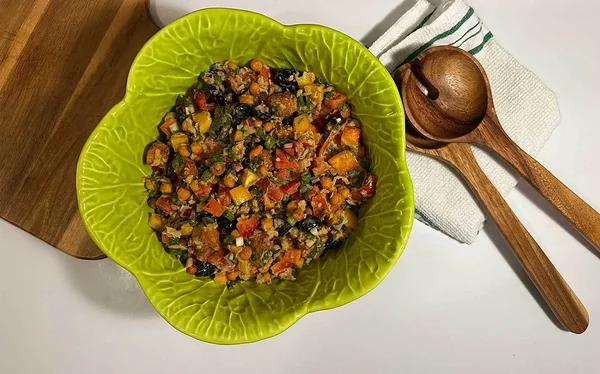 Retsept: tofu-kikerhernesalat tahiinikastmega