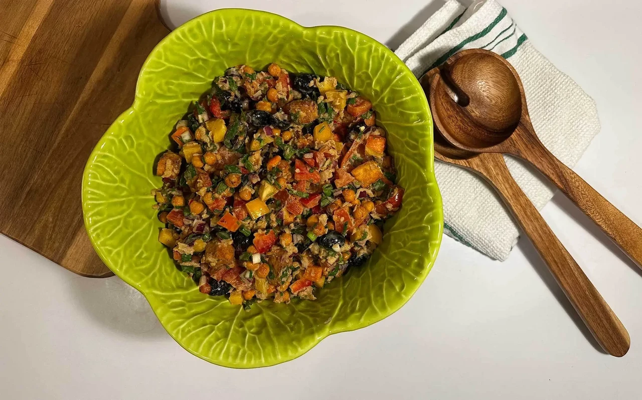 Retsept: tofu-kikerhernesalat tahiinikastmega