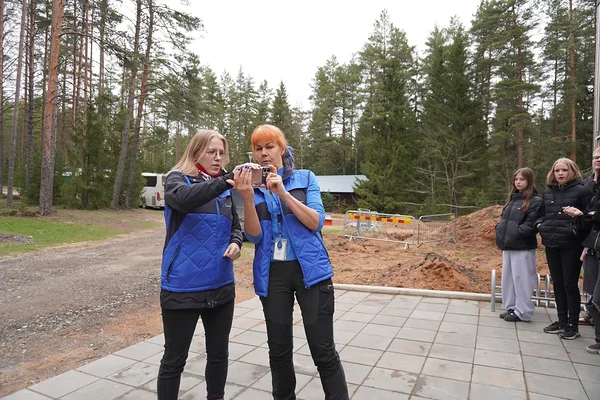 The Director of the Geological Survey of Estonia, Sirli Sipp Kulli (center), welcomes students at EGT's Arbavere Research Center on spring 2025.