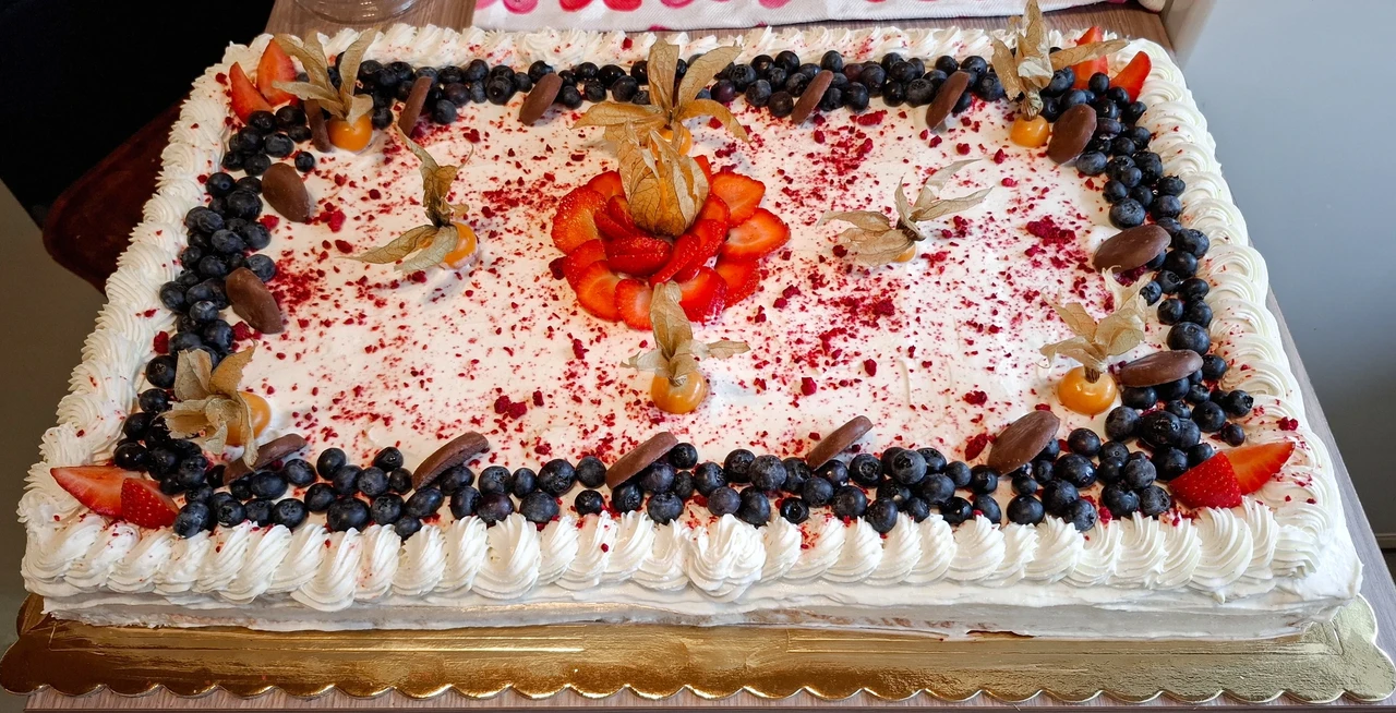 Kohupiima-toorjuustutort, mille täidiseks on mõnus sidrunibiskviit, kohupiim ja toorjuust.