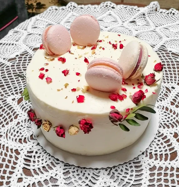 Toorjuustutort, pehme biskviidi ja kirsimarmelaadi täidisega. 