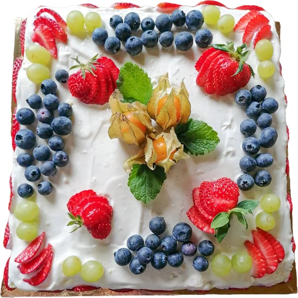 Kohupiimatort, mille täidiseks on bsikviit, kohupiim ja  maasikamoos.