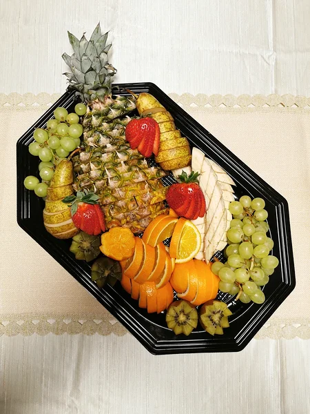 Snäkivaagen: banaan, viinamarjad, kiivi, maasikad, apelsin, ananass, pirnid.