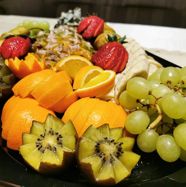 Snäkivaagen: banaan, viinamarjad, kiivi, maasikad, apelsin, ananass, pirnid.