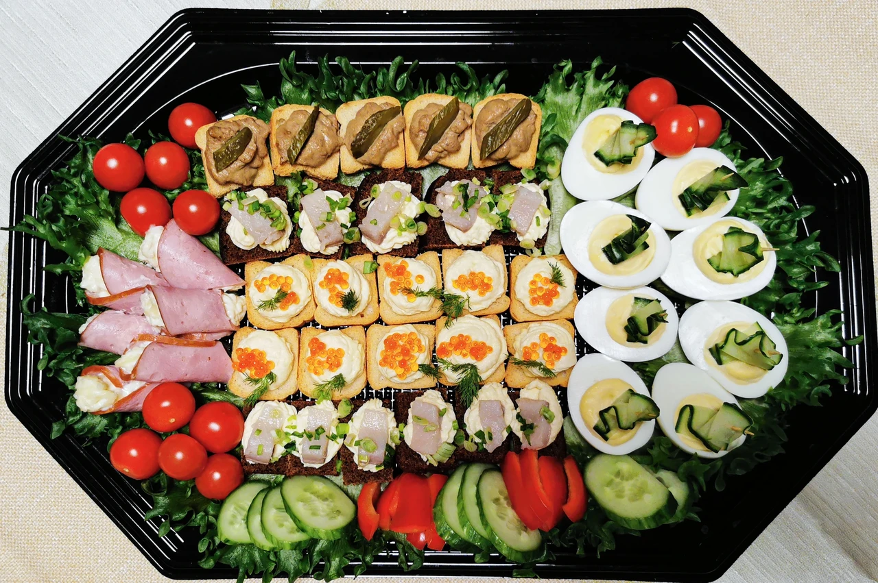 Suupistevaagen: kirsstomatid, täidetud munad kurgiviiludega, singirullid, krõbe võisai pasteedi ja hapukurgiga, võileib võikreemi, heeringa ja rohelise sibulaga, krõbe võisai võikreemi ja kalamarjaga, kurk, paprika.