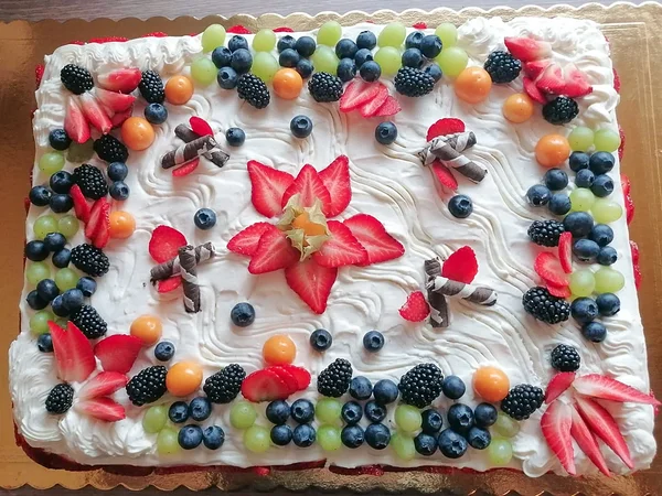 Kohupiima-toorjuustutort, mille täidiseks on pehme biskviit, kohupiim ja toorjuust.