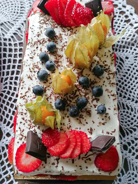 Kohupiima-vahukooretort, täidiseks kohupiim koos marjadega.