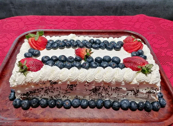 Kohupiima-vahukooretort, mille täidiseks on kohupiim ja kirsimoos.