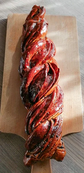 Stritsel, mille sisuks on kaneel ja rosinad ning määritud magusa kakaoglasuuriga.