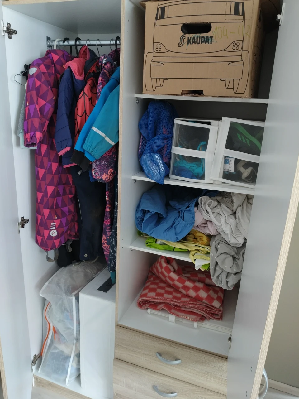 kahe lapse õueriided ja väiksemale hoiustatud asjad