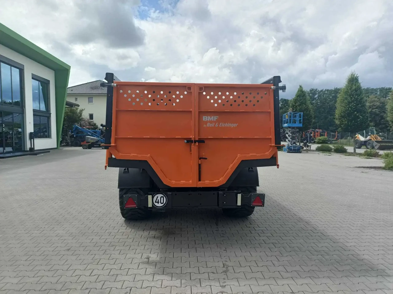 Branchtube with rear hatch