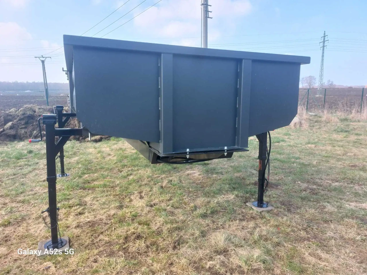Tilting Box with Simol Legs