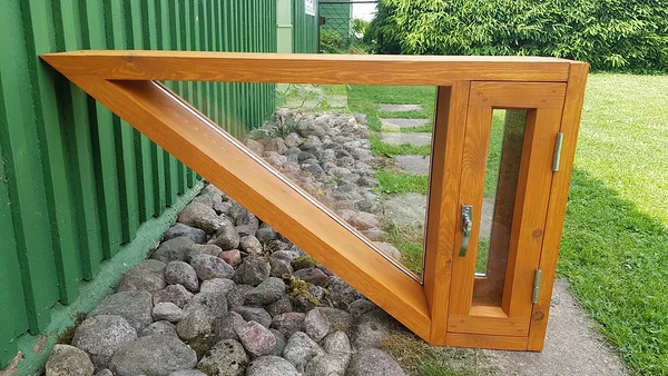 Kolmnurkne paketiga aken katuse alla