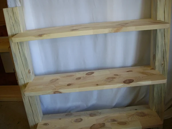 Liimitud kilpidest lihtne riiul