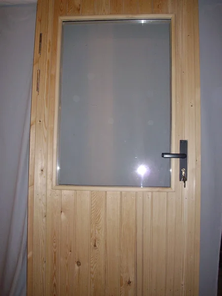 Välisuks suure klaasiga