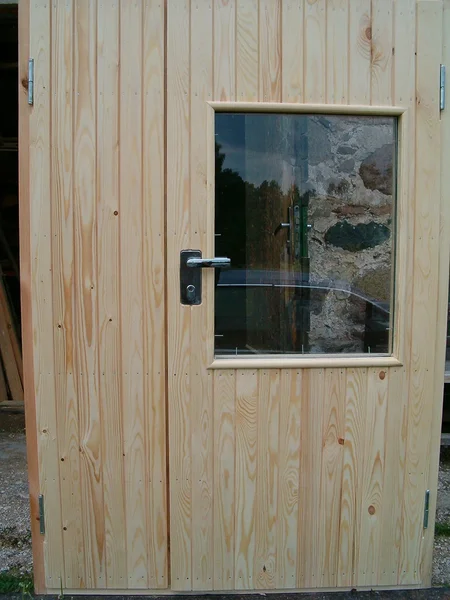 Kahepoolne klaasiga välisuks 1