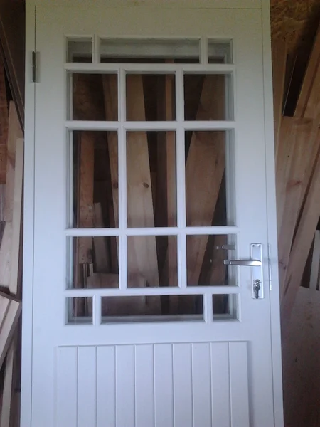 Välisuks kujundis klaasidega