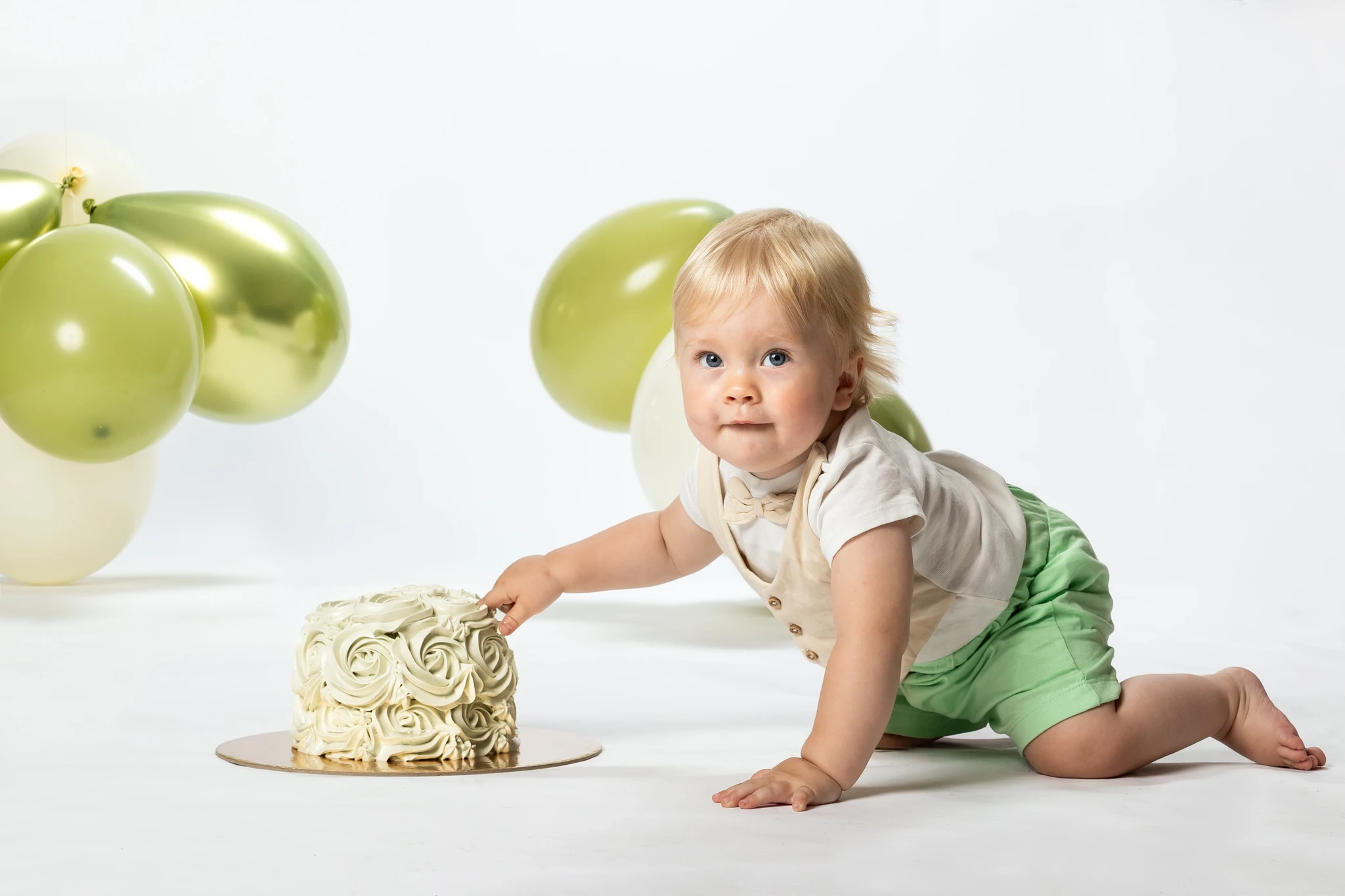 Cake smash: esimese sünnipäeva pildistamine tordiga