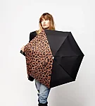 Parapluie bicolore leopard et noir femme debout 768x853