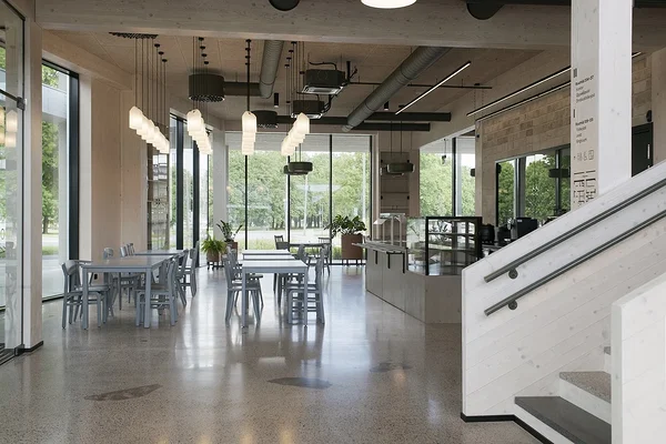 Ringkohvik — taaskasutuspoodidest pärit värvitud puitmööbel