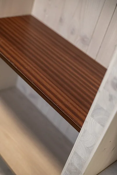 Vigastatud vanamööbli plaatidest valmistatud riiulidetail